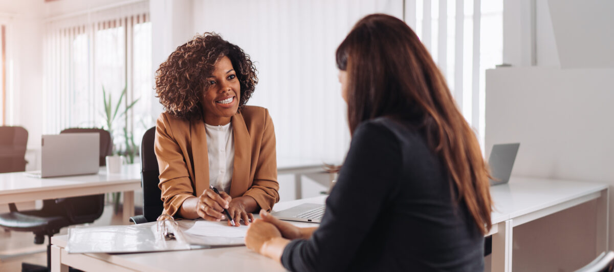 femmes credit immobilier immo pret banque bancaire signer signature notaire